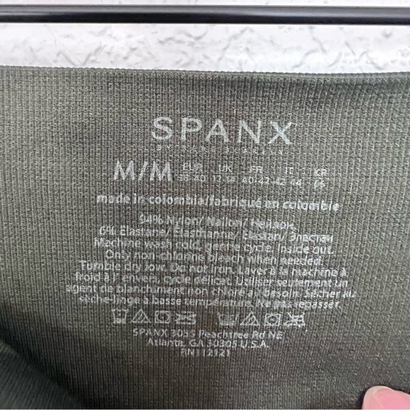 SPANX Look At Me Now Seamless Legging in Green Camo
size Medium - Picture 3 of 5